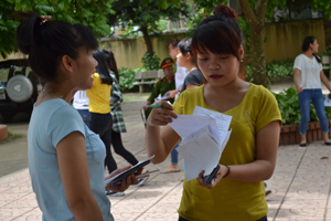 Các thí sinh tại điểm thi trường THPT Ngô Quyền – cụm thi Đại học trao đổi về đề bài sau khi làm bài thi môn toán. 

